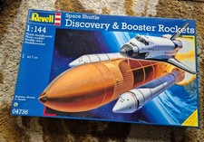 Revell 1/144 Space Shuttle Discovery & Booster Rockets # 04736 - Plastic Mode...