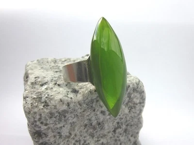 Toller Ring mit "Grün" spitz elegant Capiz Muschel in Harz Culture Mix - Bild 1 von 3