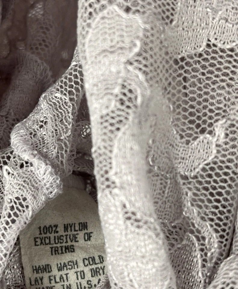 Vestido de noche grande CLAIRE PETTIBONE de encaje púrpura claro con cuello en V Foto 4 de 4