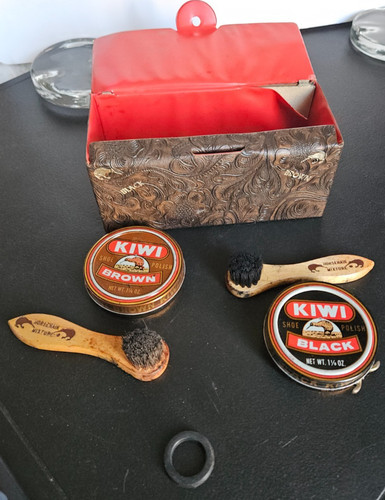 KIWI SHOE SHINE COMPACT. 2 HORSEHAIR MIXTURE BRUSHES. 2 TINS. EMPTY
