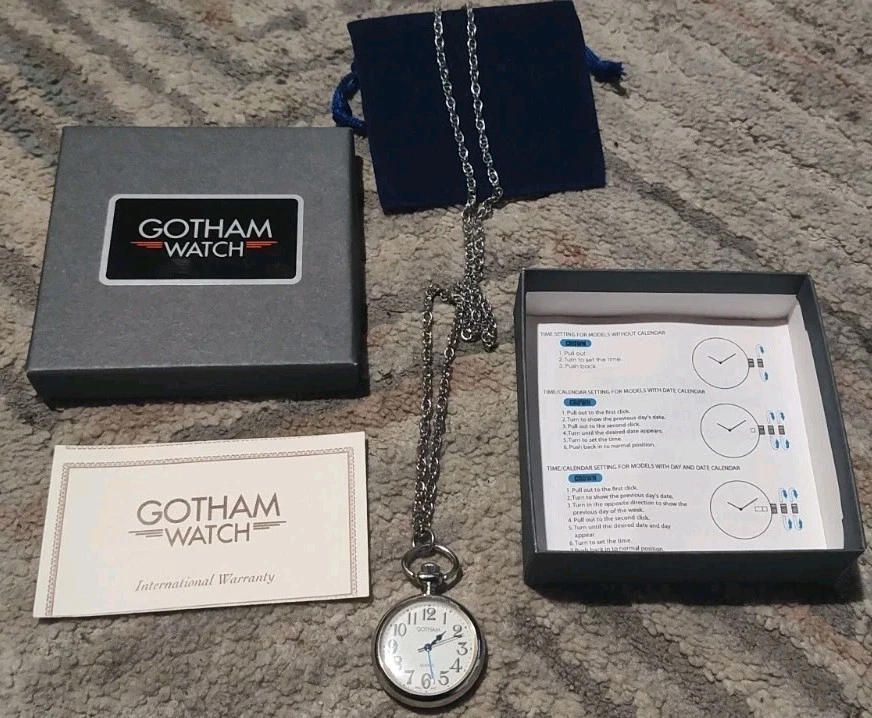 Reloj colgante Gotham para mujer tono plata cara abierta con cadena GWC14135SA. Foto 3 de 4