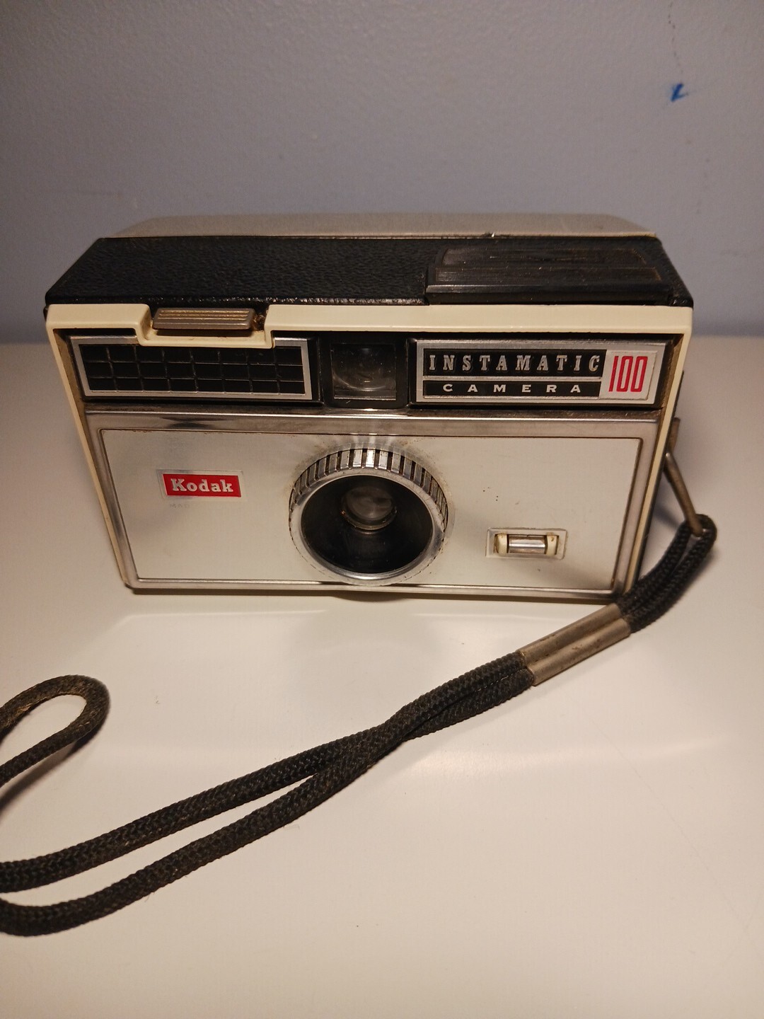 Kodak Instant Camera 100 With Three Flashes Cubes.-image