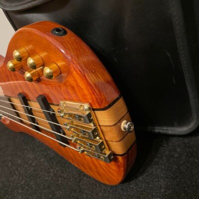 DEAN guitar ディーン Razor アンバー 4弦ベース 専用ケース付 DEAN guitar ディーン Razor アンバー 4弦ベース 専用ケース付