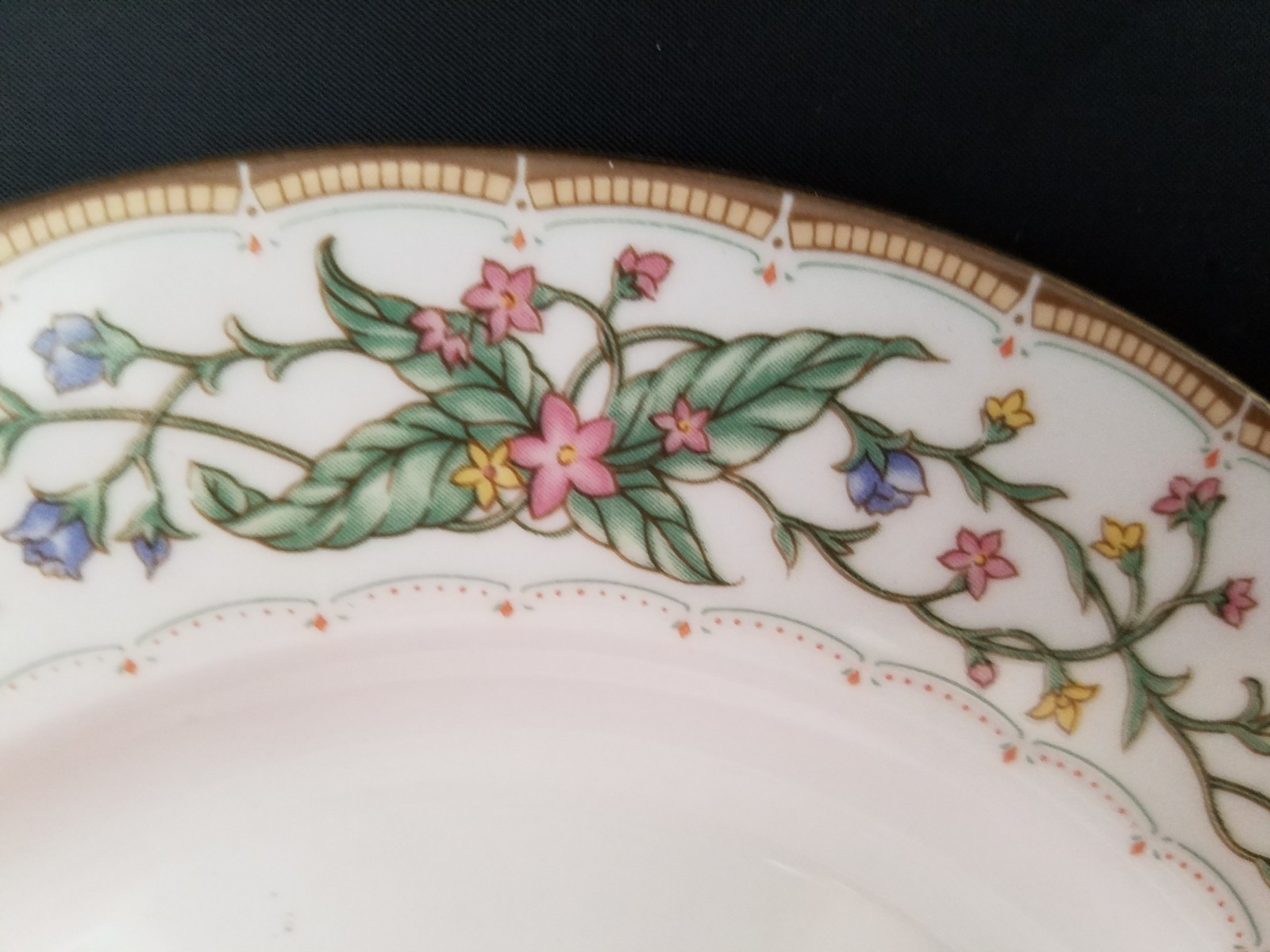 Farberware Fine China Wellesley 486 set of 4 Floral Salad Plates 8"d