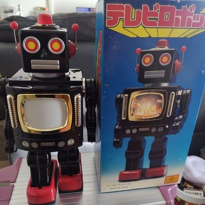 Metal House Tin TV Robot Walking Sound and Screen Display Toy