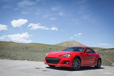 Rotes Subaru BRZ Sportcoupe Foto, Alpental Tageslicht, Hinterrad Reinheit