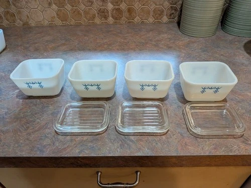 4 Vintage PYREX 501-B SNOWFLAKE GARLAND DISHES WITH 3 LIDS