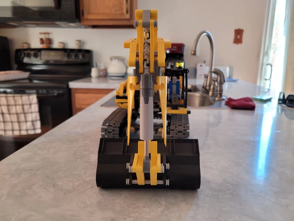 LEGO TECHNIC: Motorized Excavator (8043) - Image 3 of 4