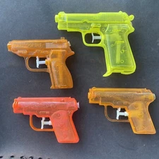 VINTAGE 1960’s Squirt Gun Lot Maks #283 Paratrooper #24 Park Plastics NJ
