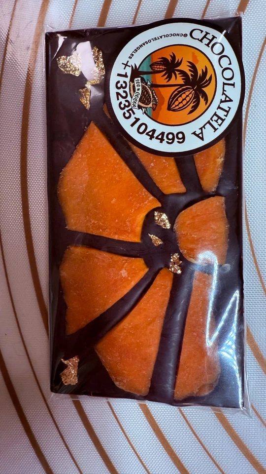 Темный шоколадный батончик 70% со сладким манго и съедобным золотом ручной работы 100 г. - Изображение 3 из 4