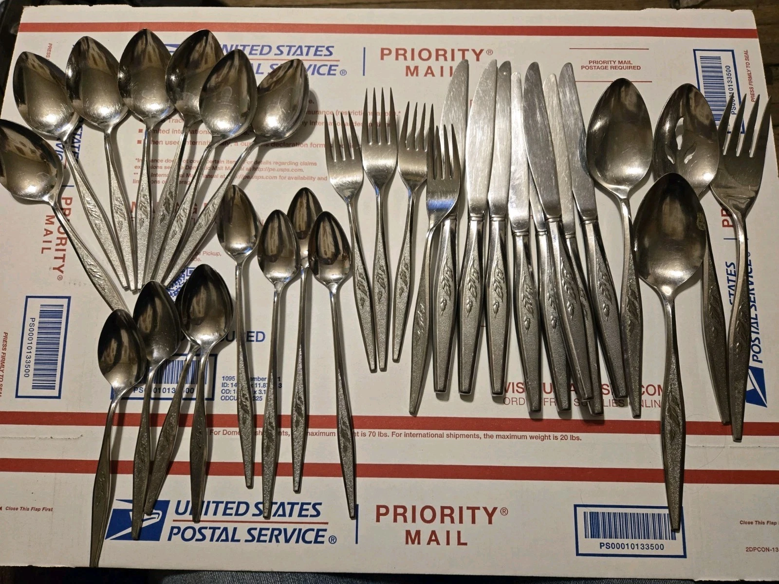 31 Pcs Oneida Community Stainless WOODMERE Leaves Textured Flatware