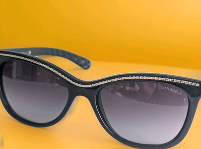 Chanel CC Crystal Trim Logo Quilted Black Frame Fashion Cat  display picture 2