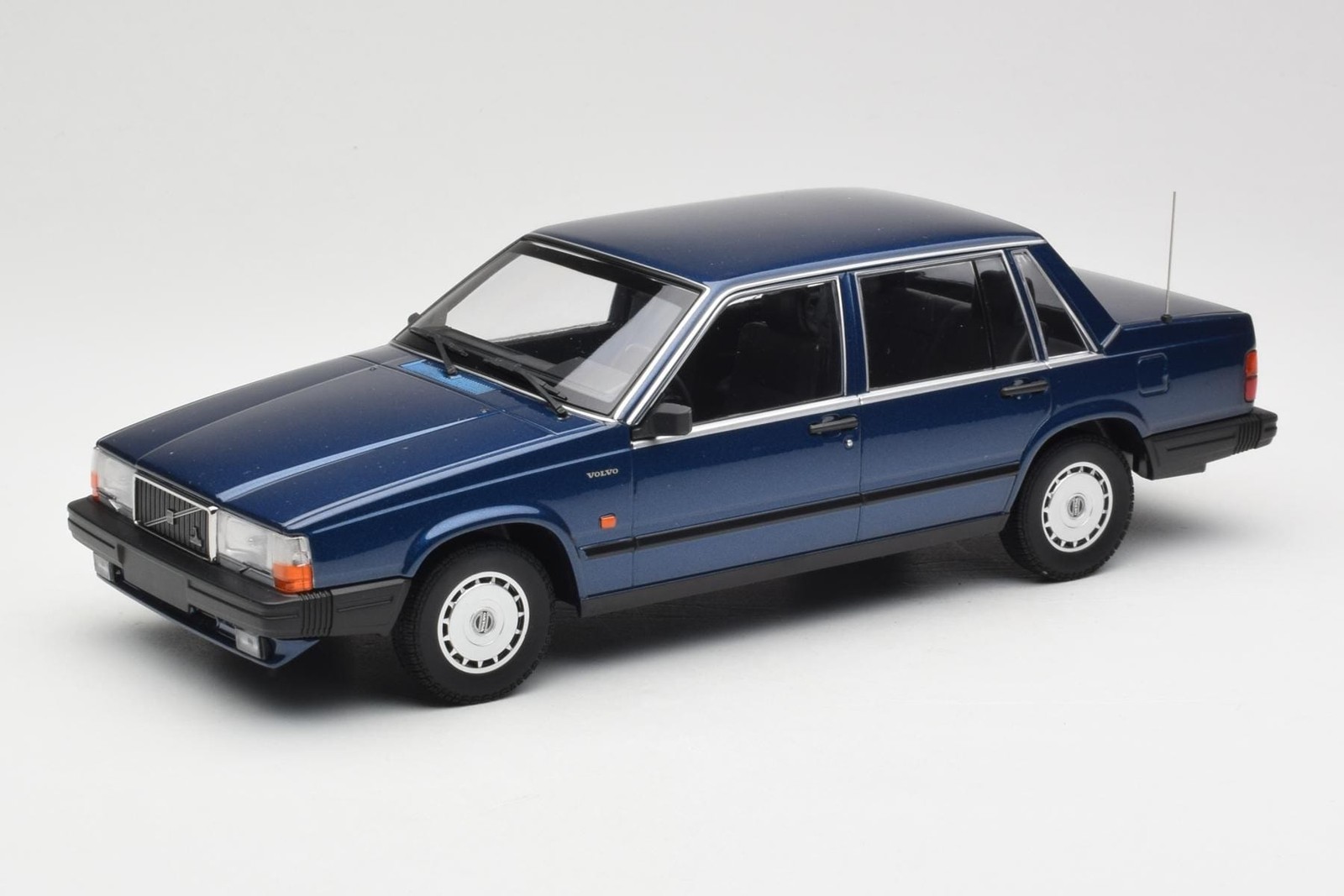 Volvo 740 GL Dark Blue Metallic Minichamps 1:18 | 155171701