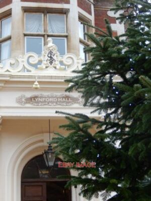 FOTO LYNFORD HALL HOTEL EIN PRÄCHTIGER WEIHNACHTSBAUM STEHT AUSSERHALB DES HAUPTEINGANGS
