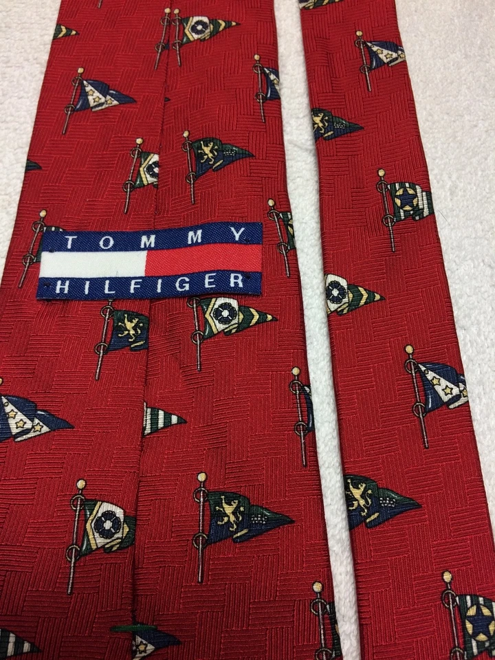 CORBATA HOMBRE TOMMY HILFIGER ROJA CON BANDERAS AZULES Y VERDES 4 X 59 Foto 4 de 4