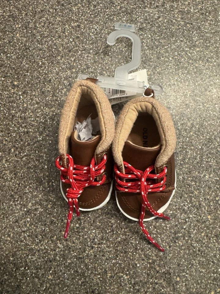 Old Navy 人造皮革婴儿短靴棕色系带运动鞋 3-6 个月 — 第 3/3 张图片