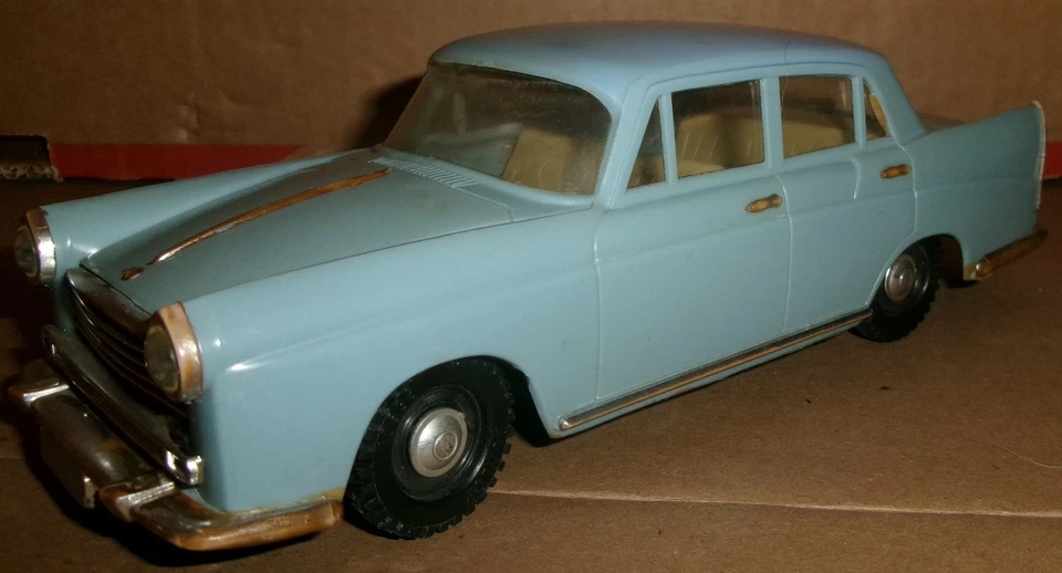 OK TOYS No.3356 - MORRIS OXFORD V pale blue Battery Operated made in Hong Kong - Image 4 of 4