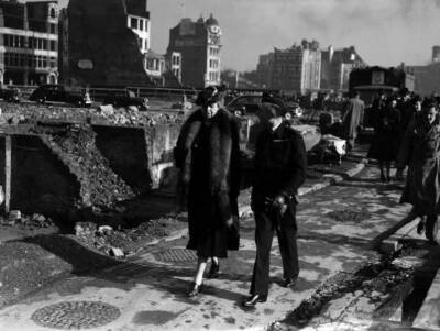 Mrs Franklin D Roosevelt wife U S President walks through stree- 1942 Old Photo