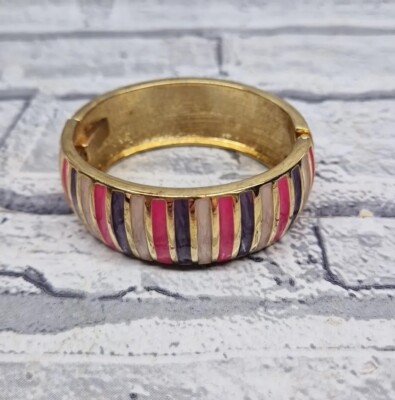 Buntes ovales Armband mit Emaille-Streifen und Scharniermanschette auf goldfarbenem Sockel 