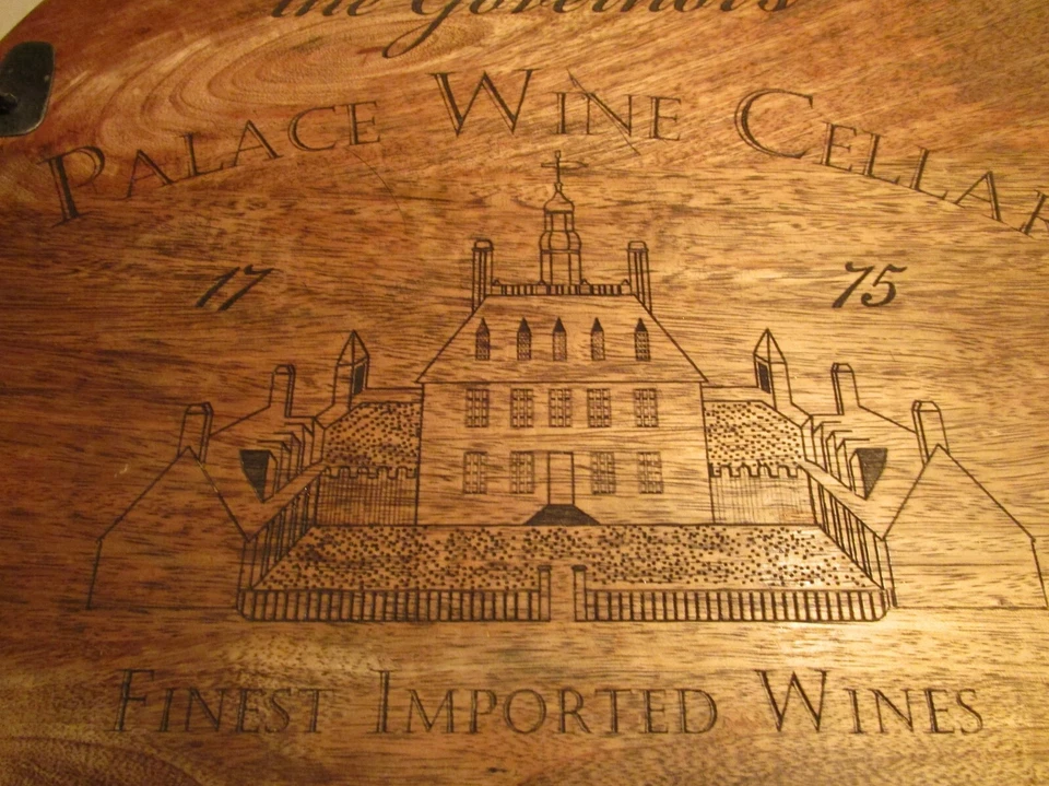 Bandeja de queso, vino de madera fuerte con dibujo colonial de la línea Williamsburg; 17" redonda Foto 2 de 4