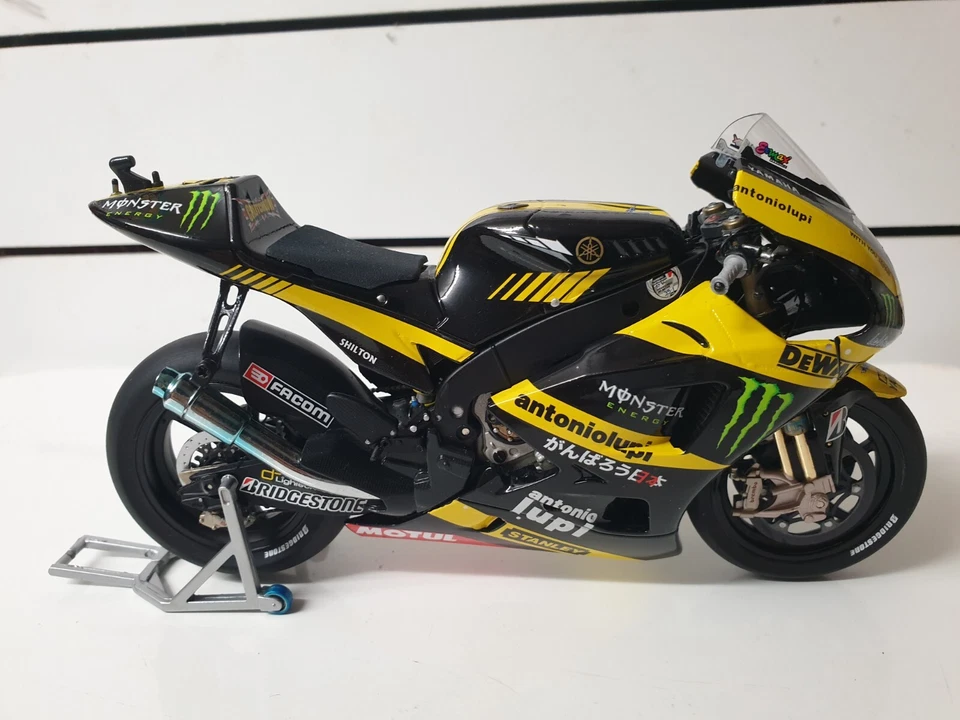 1/12 Minichamps 2011 Cal Crutchlow Yamaha YZRM1 SIGNED with COA - Image 2 of 4