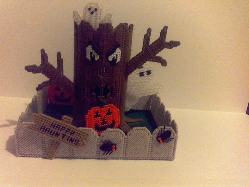 SCARY TREE CANDY DISH TABLE DECORATION IN PLASTIC CANVAS