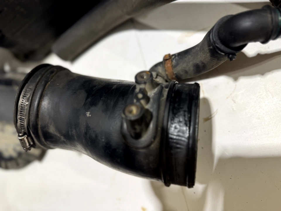 2002-2004 FORD F350 SUPERDUTY DIESEL INTAKE AIR INLET PIPES & HOUSING PIECES - Image 2 of 4