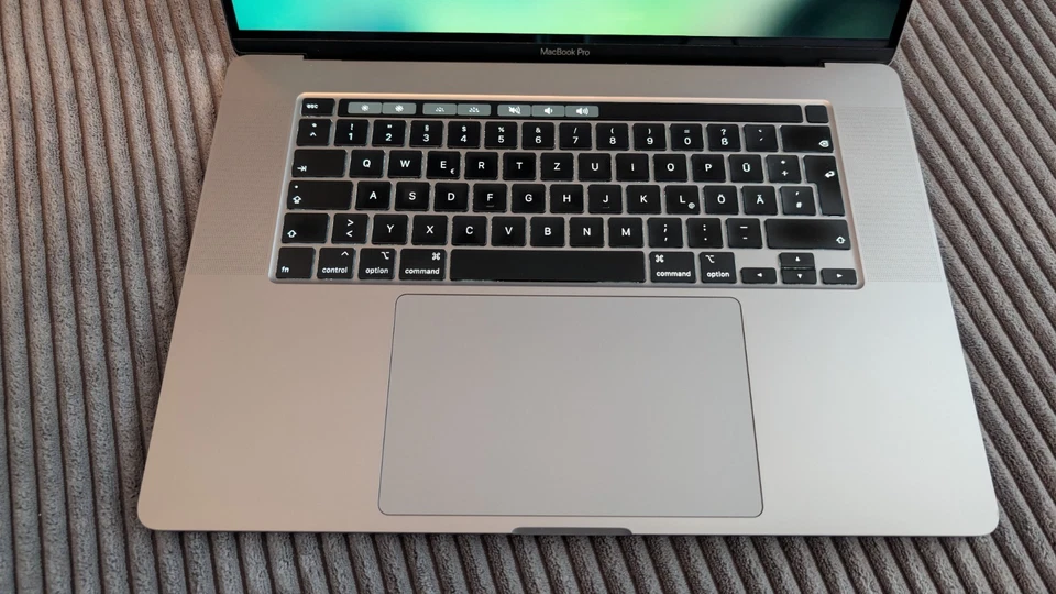 Apple MacBook Pro 16 Zoll, 2019 / 2,6 GHz, 32 GB in Space-Grau - Bild 2 von 4