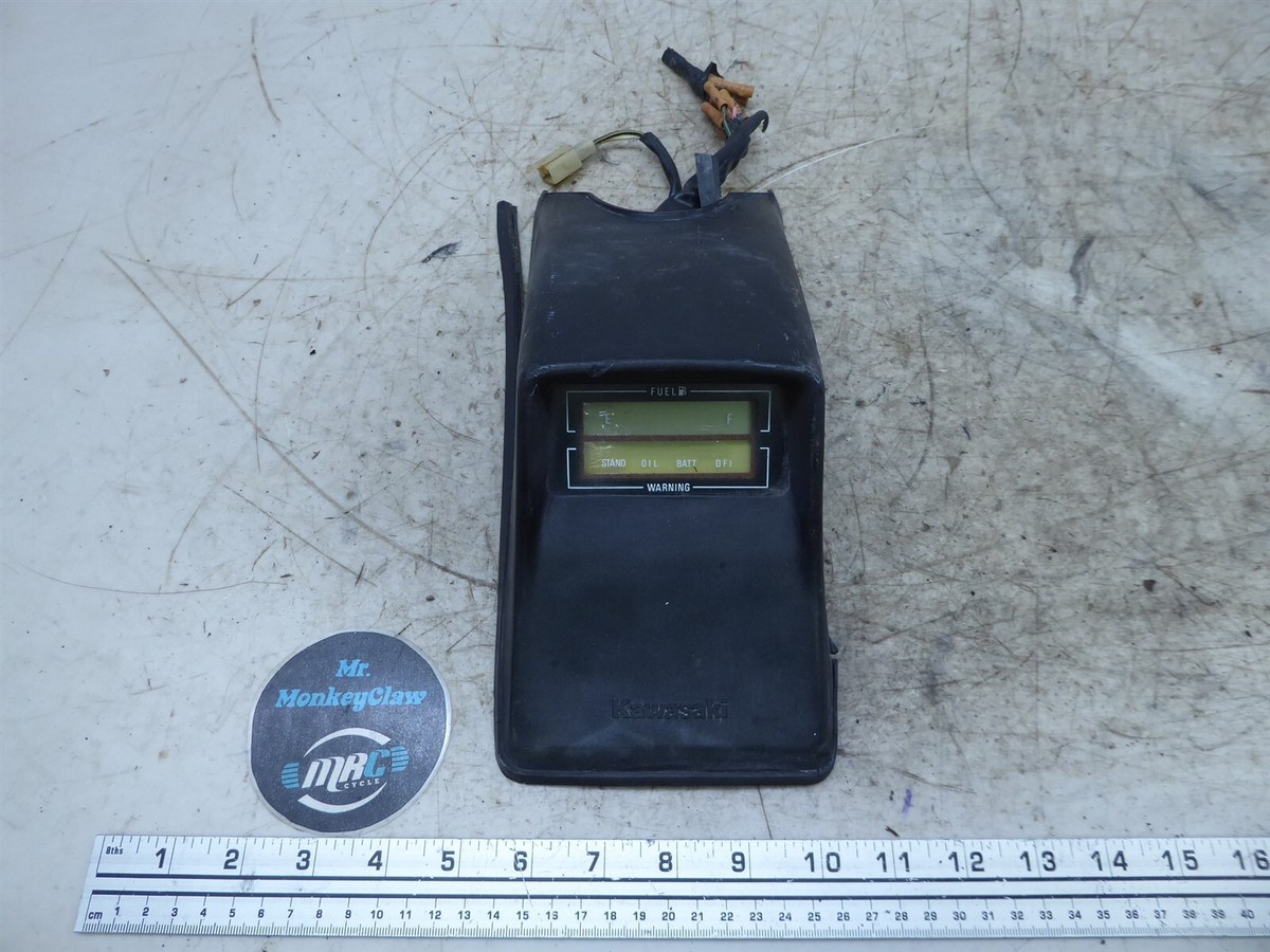 1983 Kawasaki GPz1100 ZX1100 K667. gas tank center panel w/fuel