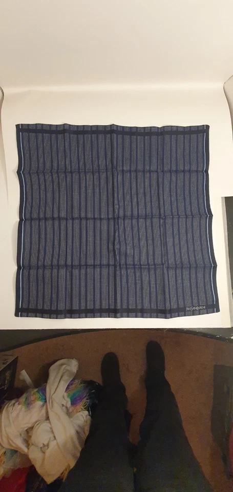 Bufanda de seda de la colección Yves Saint Laurent Uchiyama pañuelo cuadrado de bolsillo Foto 3 de 3