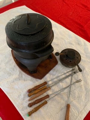 Service à Fondue - STAUB - 16 cm - Fonte - Cerise - Inclus 4