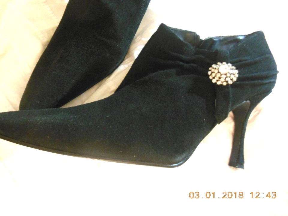 Hermosa bota de gamuza al tobillo negra talla 8 de Newport, tacón de 4" Foto 2 de 4