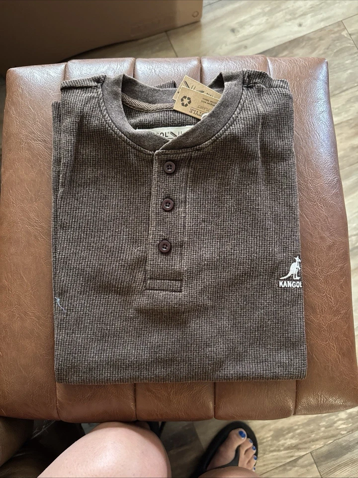 Camiseta Kangol Henley Masculina P/S Marrom Rayon/Poli Leve Manga Longa Pulôver - Imagem 2 de 4