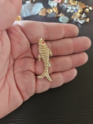 Vintage Gold Tone Aurora Borealis Rhinestone Koi Fish Brooch Pin. A4020