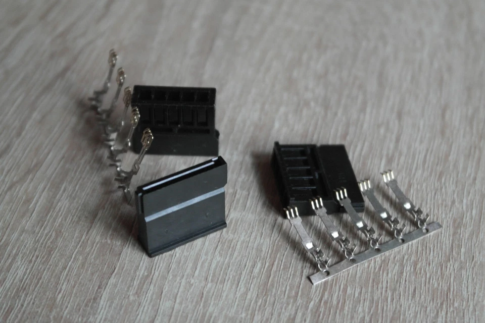 SATA Strom Stecker 3811, Female in Schwarz inkl. 5 vergoldete Low Crimp Pins - Bild 3 von 4