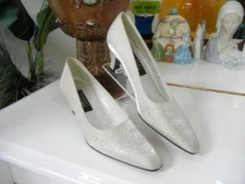 STUART WEITZMAN SHIMMERY CHAMPAGNE EMBELLISHED POINTED TOE 8.5 B HEEL SHOES EUC