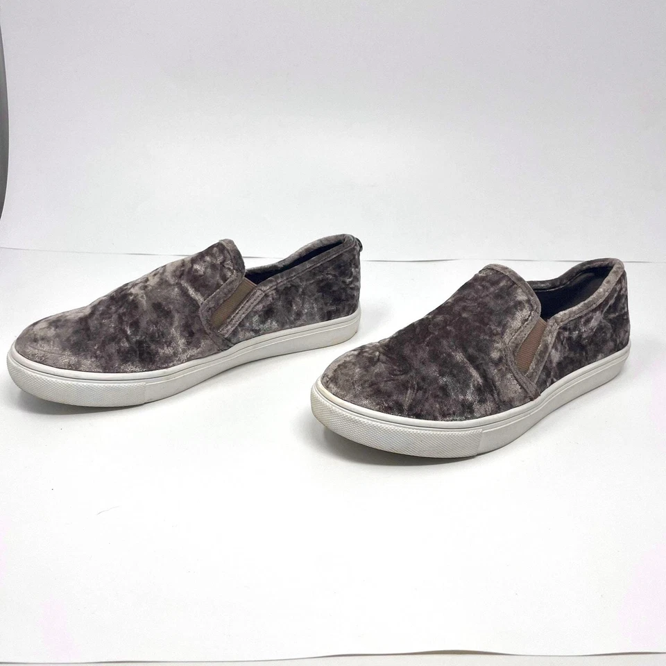 Tênis slip on Steve Madden cinza veludo  - Imagem 2 de 4