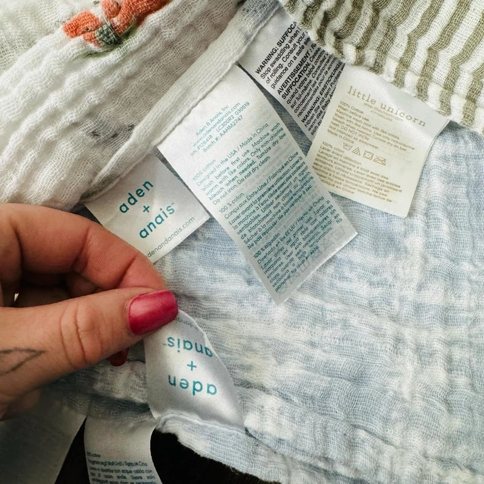 Juego de tres mantas para bebé Aden and Anais en azul, blanco y verde neutro Foto 2 de 3