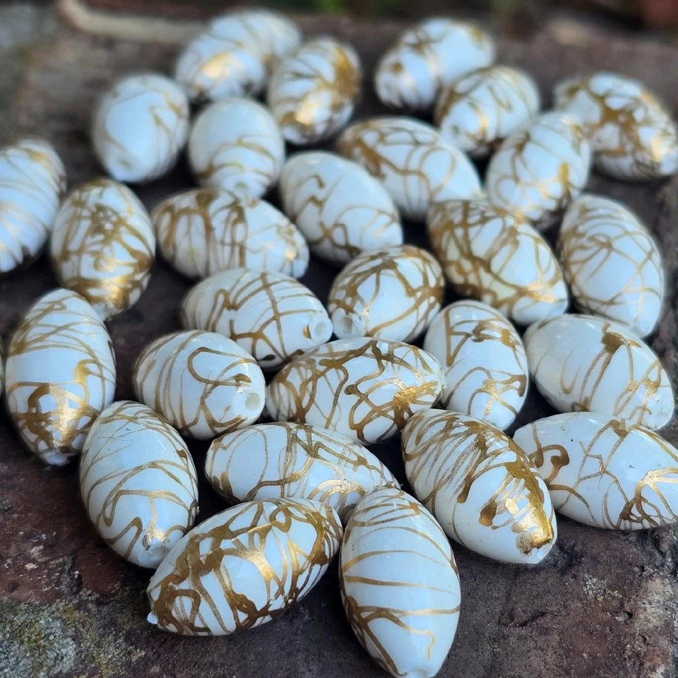 Cuentas de plástico alemanas vintage 30x 16 mm ovaladas blancas con patrón de llovizna dorada Foto 3 de 4