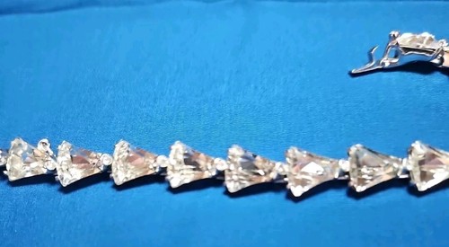 Beautiful Vintage Multi-Faceted Rhinestone Bracelet 7” w/Safety Chain 417J - Picture 2 of 4