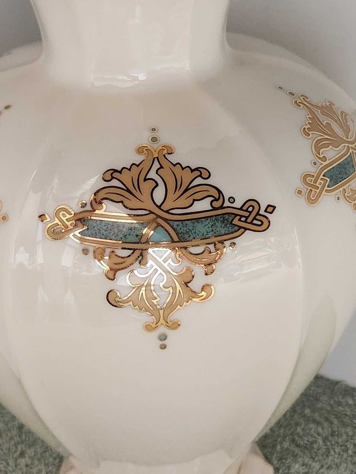 LENOX 10” CATALAN PORCELAIN VASE 24K GOLD TRIM GREEN SCROLLS URN