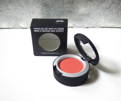 MAC Powder Kiss Soft Matte Eye Shadow in So Haute Right Now 1,5g Full Size Neu