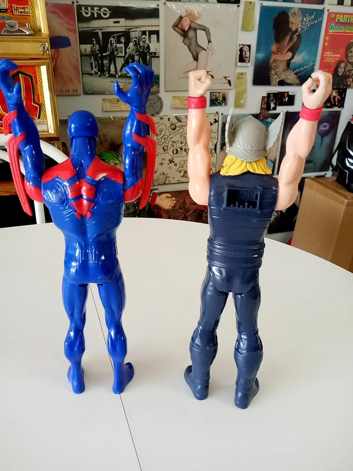 Lote de 2 bonecos colecionáveis Marvel Spiderman & Thor brinquedos Hasbro - Imagem 4 de 4