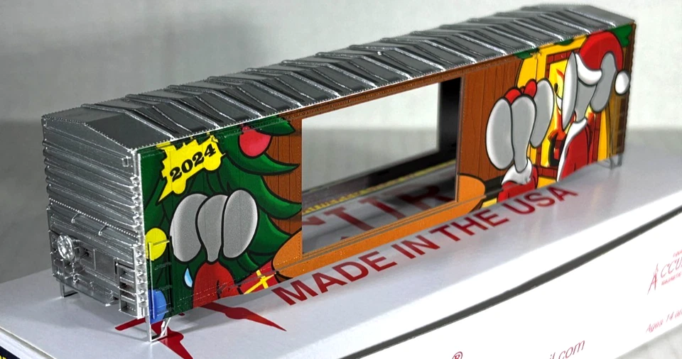 MICRO-TRAINS HO MICRO-MOUSE CHRISTMAS CAR 2024 5900-001 - Image 3 of 3