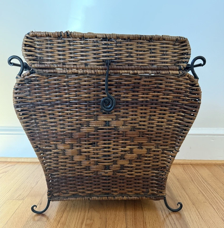 Baúl de almacenamiento vintage de mimbre y hierro forjado negro 20”H x 20” W x 12 D LEER Foto 2 de 4