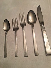 W. M. Dalton Stainless Oneida Brookwood Pattern 5 Piece Place Setting In Box Lid