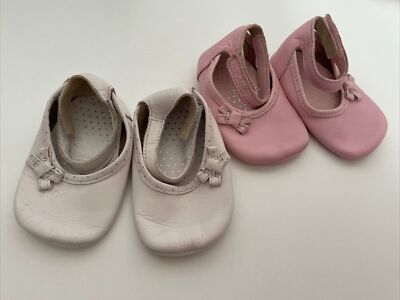 Zwei Paar Clarks New Born Baby Mary Jane Leder Kinderwagen Schuhe 6-9 Monate