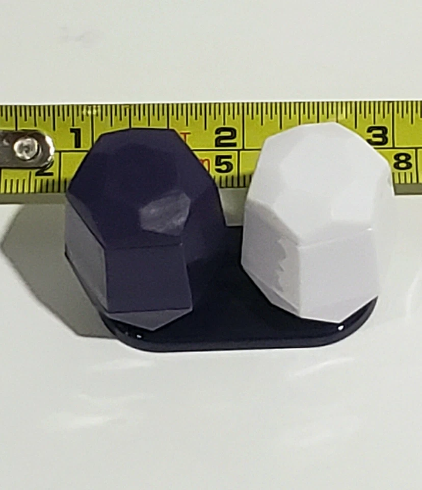 Salero y pimentero hexagonal blanco púrpura en bandeja de Alessi para juegos Delta 72 Foto 4 de 4