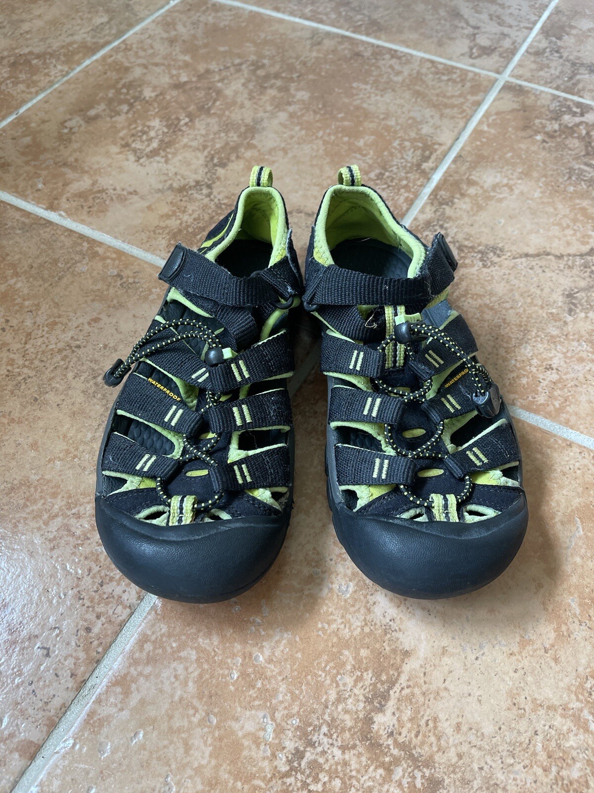 Keen Newport H2 Scarpe da Barca per Escursioni in Acqua Bambini Taglia 3 Nero Verde