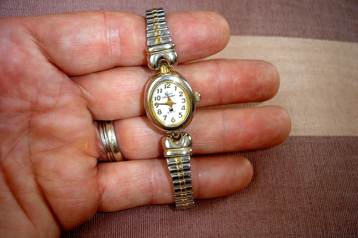 Working Gloria Vanderbilt Quartz Watch Women Gold Tone Dainty‎ New Battery 33mm Vintage Gloria Vanderbilt Gold Tone Link Watch: Swan Logo - Etsy main image 2